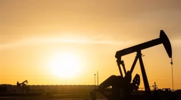 قفزة في أسعار النفط بنسبة 2.5% وسط غموض يحيط بمضيق هرمز